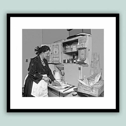 Frau in der Küche Anno 1924, Kunstdruck Poster gerahmt 39 x 35 cm, Schwarz weiß Fotografie, gerahmte Bilder, Vintage Art, Fineartprint