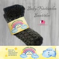 6 Baby - Sockenbanderolen: Kuschelsocken - gelb Regenbogen - personalisierbar | mit transparente Klebepunkte Bild 1
