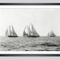 Segelboote Bild / Poster gerahmt 39x29cm / Kunstdruck mit hochwertigem Rahmen / Galerierahmung / Wandbild /Schwarz weiß Fotografie Bild 1
