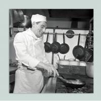 Koch bei der Arbeit - Küche - Kochen - Kunstdruck Poster ungerahmt -  Fotokunst - schwarz-weiss Fotografie  Vintage Bilder - Kunst Druck Bild 1
