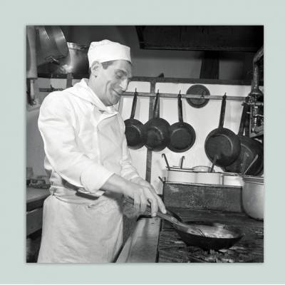 Koch bei der Arbeit - Küche - Kochen - Kunstdruck Poster ungerahmt -  Fotokunst - schwarz-weiss Fotografie  Vintage Bilder - Kunst Druck