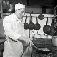 Koch bei der Arbeit - Küche - Kochen - Kunstdruck Poster ungerahmt -  Fotokunst - schwarz-weiss Fotografie  Vintage Bilder - Kunst Druck Bild 3