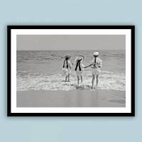 Kinder am Meer KUNSTDRUCK Poster ungerahmt - Historische schwarz-weiss Fotografie Wellen, Strand, Himmel Vintage Art Bild 1