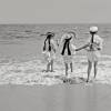 Kinder am Meer KUNSTDRUCK Poster ungerahmt - Historische schwarz-weiss Fotografie Wellen, Strand, Himmel Vintage Art Bild 2