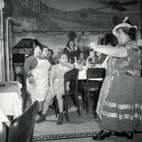 Marconi's Restaurant - Gypsy Woman II 1942 Tanz  - Kunstdruck Poster ungerahmt - schwarz-weiss Fotografie - Bild 3