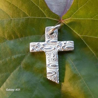 Ausgefallenes Silberkreuz aus recyceltem Feinsilber (999) mit toller Textur
