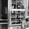 Old Barber Shop 1935 -  Kunstdruck gerahmt 63 x 43 cm -  Historische schwarz weiß Fotografie Wandbild - Vintage Art - Fineartprint Bild 3