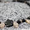 Halskette mit Glasblätter in beige mit Perlmuttglanz / schwarze Perlen Kette / verspielt / einmalig schön Bild 3