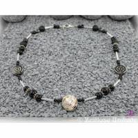 Kugelkette in schwarz, weiß und silber, allround Kette - einmalige Halskette aus einmaligen Perlen Bild 1