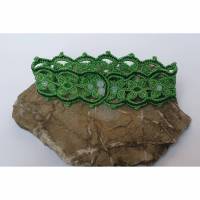 handgehäkeltes Spitzenhalsband in grün mit Goldverzierung und Perlen Bild 1