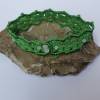 handgehäkeltes Spitzenhalsband in grün mit Goldverzierung und Perlen Bild 2