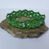 handgehäkeltes Spitzenhalsband in grün mit Goldverzierung und Perlen Bild 3