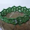 handgehäkeltes Spitzenhalsband in grün mit Goldverzierung und Perlen Bild 5
