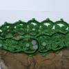 handgehäkeltes Spitzenhalsband in grün mit Goldverzierung und Perlen Bild 6
