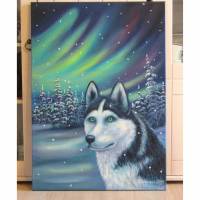 HUSKY IM NORDLICHT 50cmx7cm -  gemalte Winterlandschaft mit verschneiten Tannen und Sibirischem Husky auf Leinwand Bild 1