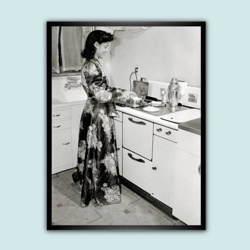 Snack at Night, schwarz weiß Fotografie, Kunst, Druck, Poster 30x40 cm,  Vintage Art, Kunstdruck, Fineartprint, Küchenbild, Frau in der Küche