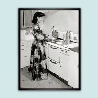 Snack at Night, schwarz weiß Fotografie, Kunst, Druck, Poster 30x40 cm,  Vintage Art, Kunstdruck, Fineartprint, Küchenbild, Frau in der Küche Bild 1