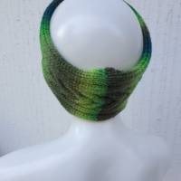 Gestricktes Stirnband mit Ohrenklappen und Zopfmuster in herrlichen Grün Tönen KU 55 bis 57 cm ➜ Bild 5