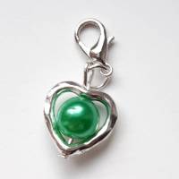 Herzanhänger - Anhänger in Form eines Herzes mit einer grüne Perle Bild 1
