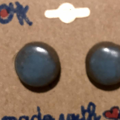 Minimalistische runde Keramik-Ohrstecker, blau glasiert