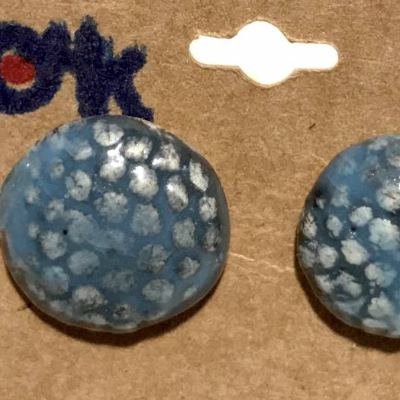 Runde Keramik-Ohrstecker: Blau auf weißem Ton (2)