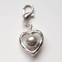 Herzanhänger - Anhänger in Form eines Herzes mit einer graue Perle Bild 1
