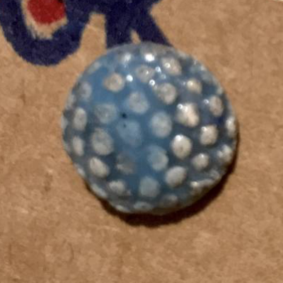 Runde Keramik-Ohrstecker: Blau auf weißem Ton (5)