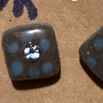 Quadratische Keramik-Ohrstecker -  blau gepunktet, mit hellblauen Swarovski-Steinchen