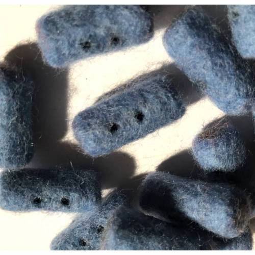 Handgefilzte Zierknöpfe in Hellblau, zylindrisch