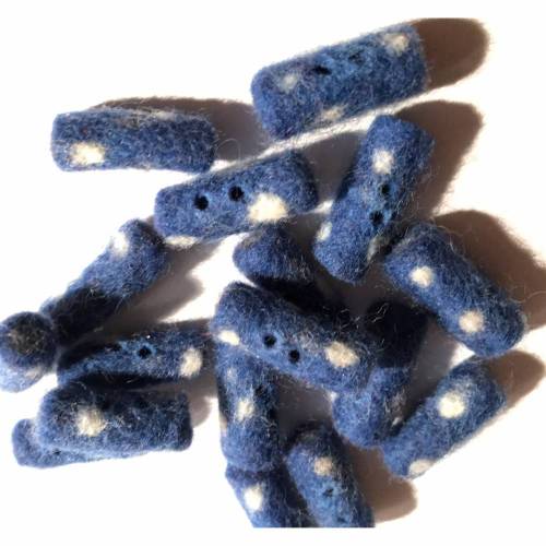 Handgefilzte Zierknöpfe in Blau mit weißen Punkten, zylindrisch, gelocht