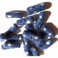 Handgefilzte Zierknöpfe in Blau mit weißen Punkten, zylindrisch, gelocht Bild 1