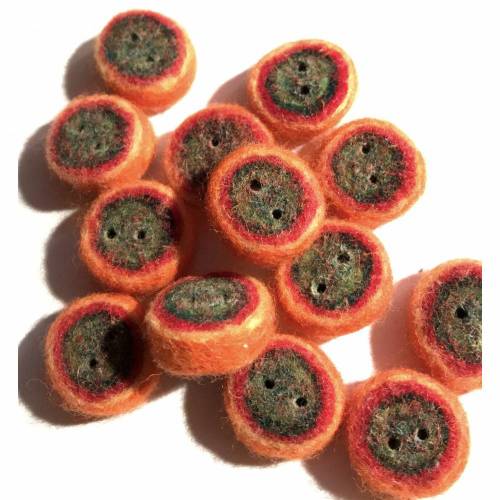 Handgefilzte runde Zierknöpfe, Farbe Karotte