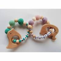 Greifling / Beißring- mit gehäkelten Perlen und Anhänger aus Naturholz - in Wunschfarben, Wunschanhänger und Name Bild 1