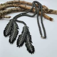 Halskette grau-braun, handgefertigte Langkette mit gefädelten Federn Bild 1