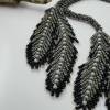 Halskette grau-braun, handgefertigte Langkette mit gefädelten Federn Bild 3