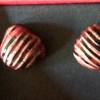Edle Keramik-Ohrstecker in Muschelform, rot auf Schwarz glasiert Bild 2