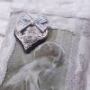 Edles Lavendelkissen weiß und taupe im Vintage-Stil mit Spitze,Bügelbild,Rosenspitze und Metall-Herz Bild 4
