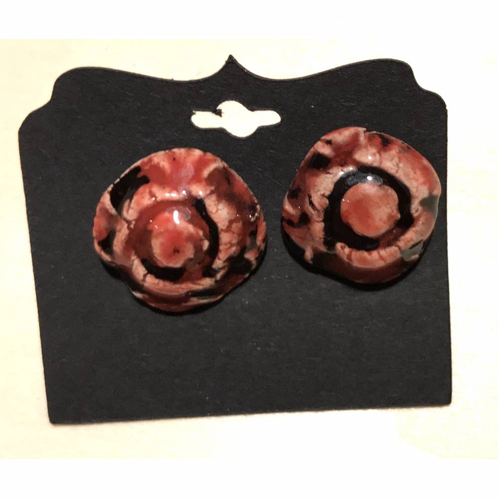 Edle Keramik-Ohrstecker in Rosenform, rot auf Schwarz glasiert Bild 1