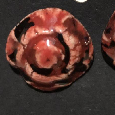 Edle Keramik-Ohrstecker in Rosenform, rot auf Schwarz glasiert