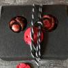 Edle Keramik-Ohrstecker in Rosenform, rot auf Schwarz glasiert Bild 3