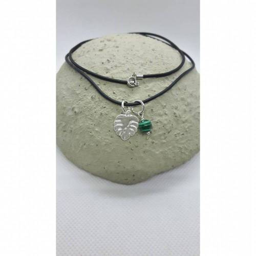 Zarter Anhänger Charm Monstera aus 999 Silber mit Lapis-Malachit-Perle und Kautschukkette