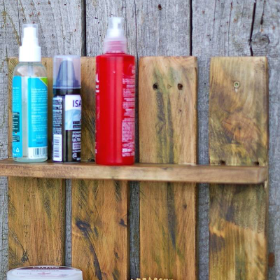 Robustes Regal aus Palettenholz als Wandregal, nachhaltiges praktisches Möbel, vielseitig einsetzbares Holzregal