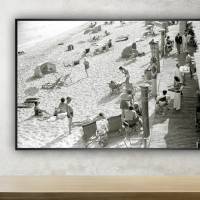 Beach Scene 6 - Menschen am Strand - Kunstdruck Poster  - schwarz weiß  Fotografie - Vintage, shabby - Wanddeko Bild 1