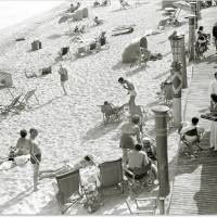 Beach Scene 6 - Menschen am Strand - Kunstdruck Poster  - schwarz weiß  Fotografie - Vintage, shabby - Wanddeko Bild 3