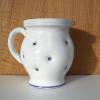 Vintage Krug Keramik 1,5 Liter Henkel weiß blau Punkte Dots Relief Landhaus shabby chic handgetöpfert XL Bild 3