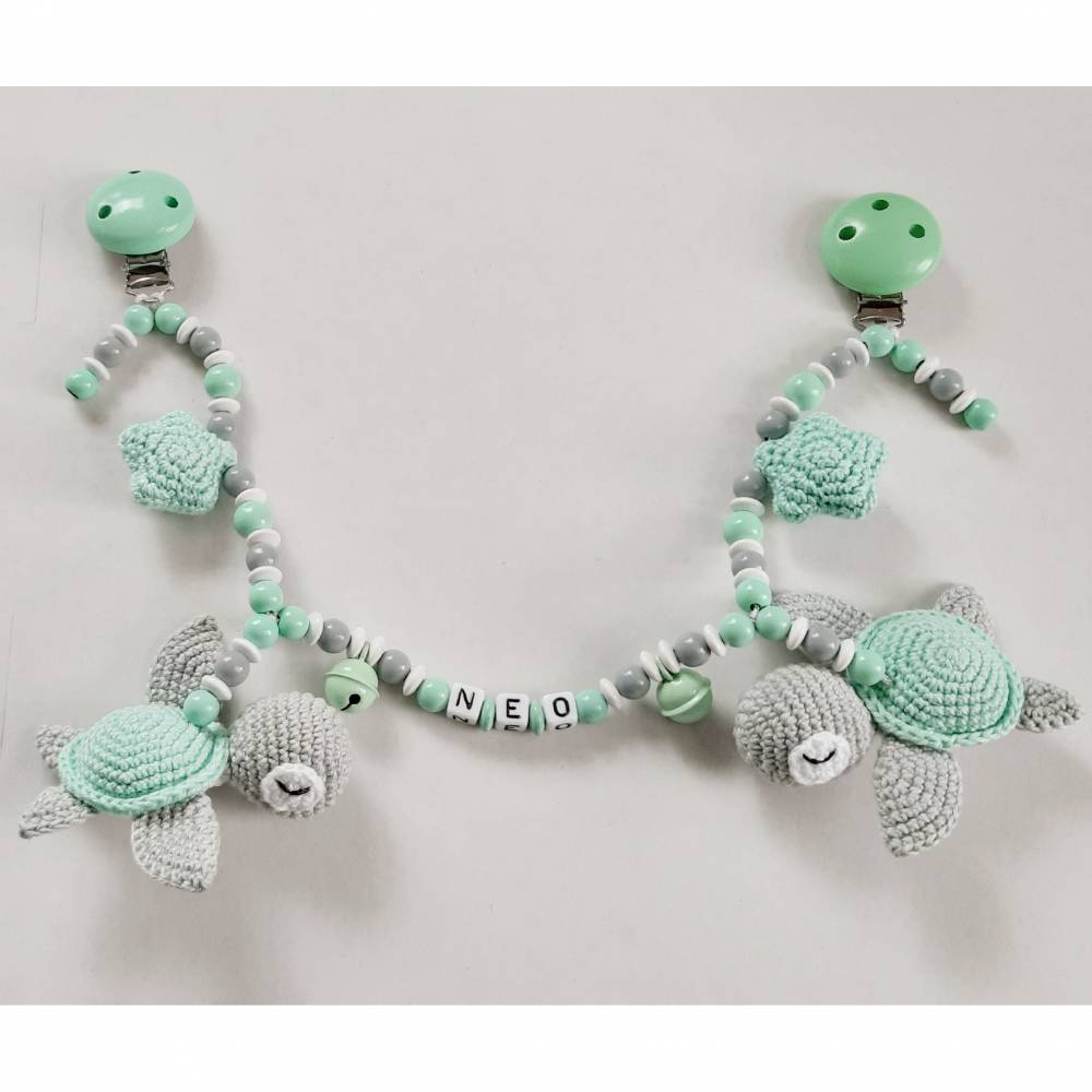 Kinderwagenkette mit gehäkelten Schildkröten und Sternchen - auch mit Name und in anderen Farben möglich Bild 1