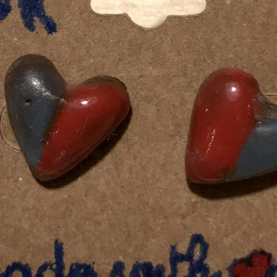 Keramik-Ohrstecker in Herzform, rot-blau glasiert
