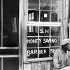 Kunstdruck Poster  -  Old Barber Shop - 1935 -  Schwarz Weiß Fotografie - Vintage Art - Foto Kunst Druck - ungerahmt Bild 2