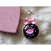 Versilberte Halskette mit Flamingo Cabochon Anhänger und rosa Schleife Bild 1