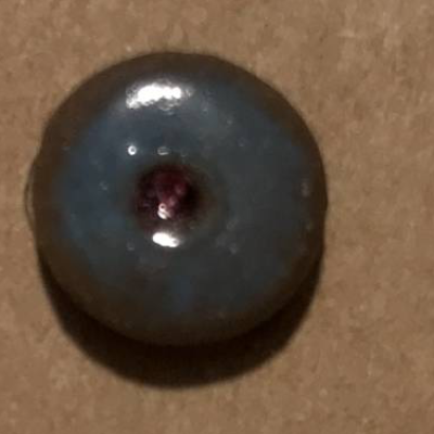 Minimalistische runde Keramik-Ohrstecker, blau glasiert mit rosa Swarovski-Steinchen - handmade